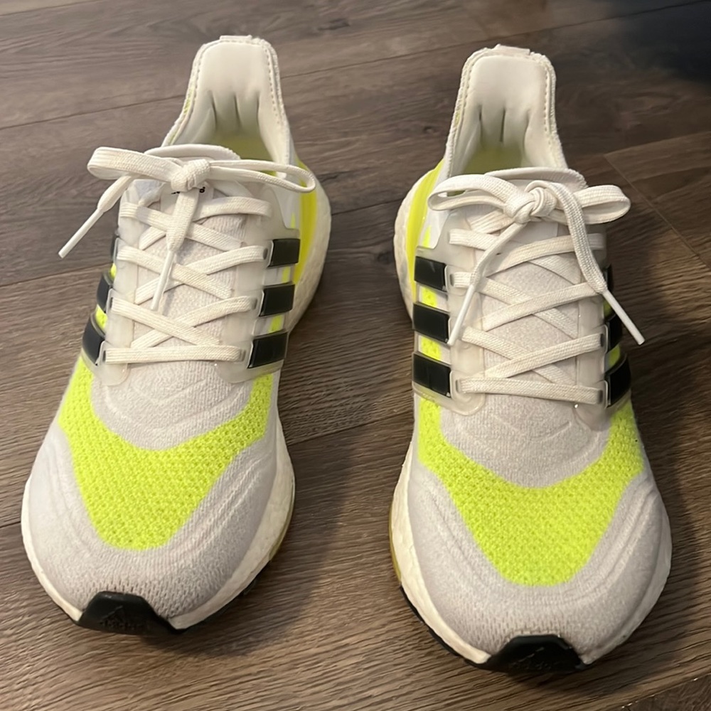 Ultra boost 21 adidas sneakers white with lime detailing and black stripe size 8